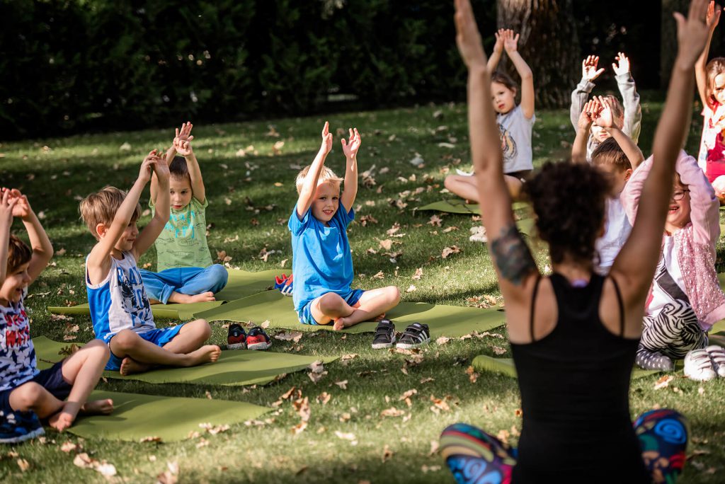 Zajęcia z jogi w Przedszkolu na Wiejskiej w Milanówku