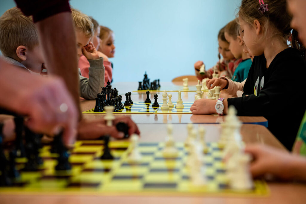 Dzieci grające w szachy w Przedszkolu na Wiejskiej w Milanówku