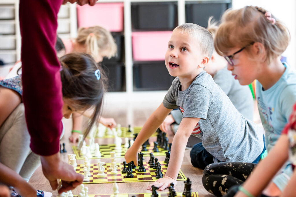 Dzieci grające w szachy w Przedszkolu na Wiejskiej w Milanówku