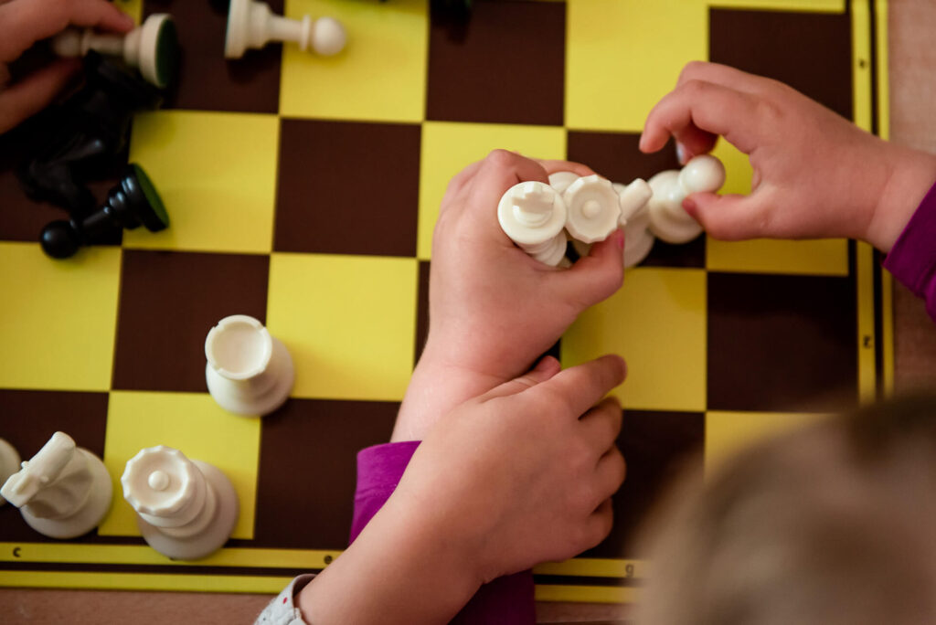 Dzieci grające w szachy